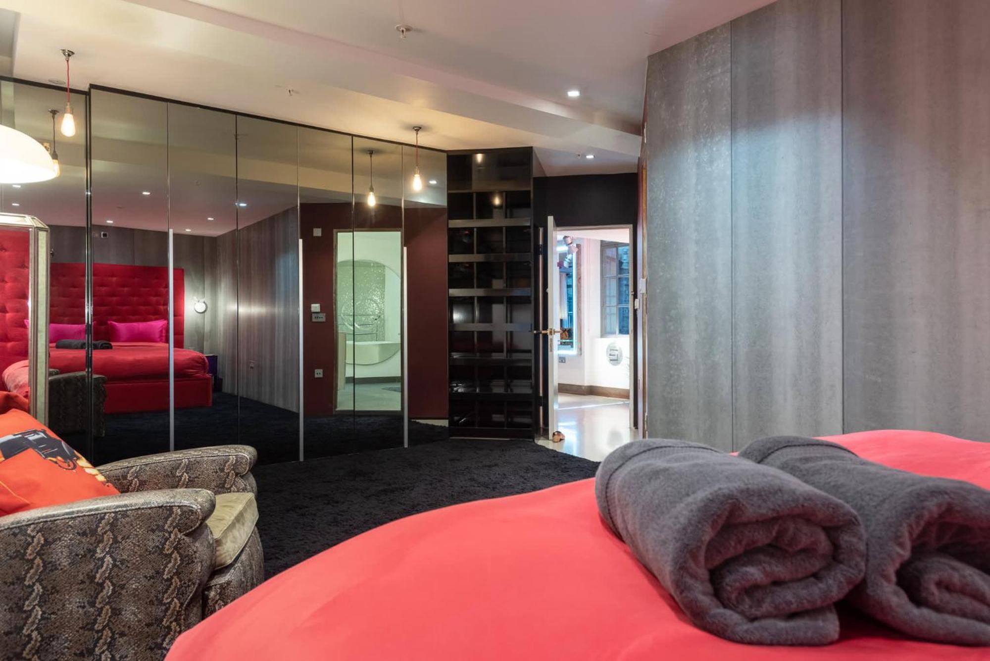 Amazingly Luxurious Loft Apartment, Soho - 3 Bedrooms, 2 Bath & Office لندن المظهر الخارجي الصورة